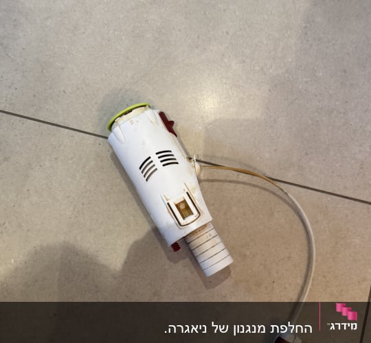 חלק פלסטיק עם חוט על רצפה